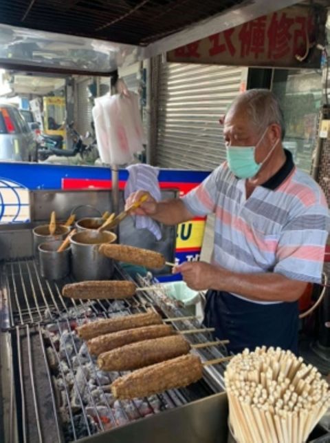 賣了三十幾年的烤玉米，一直能深深吸引許多顧客上前，讓顧客願意花時間排隊等待烤玉米，就是這家六哥烤玉米。
先由客人自選玉米，秤重算價錢，接著老闆六哥，就會淋上多層次的六道獨門醬汁，最特別的是麻醬與大蒜水；使用炭火烤玉米，慢條斯理，給予玉米豐富的口感。吃過一次，就讓人回味無窮。