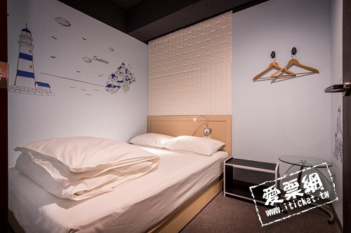4. 館內響應環保,不提供毛/浴巾,牙刷清潔用組,如有需要可與前台購買。 5. 不允許攜帶寵物入住。 6. 恕不接待未滿18歲旅客入住。 7. 本券限平日使用,假日(週五、週六)需加價使用。所有房型皆