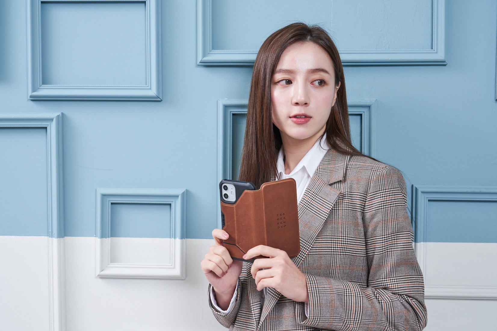 除了純背蓋款式，UAG 都會系列也同步推出翻蓋款式，搭配皮革材質讓商務氣息更加濃厚！