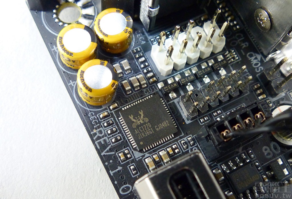 ▲ 音效 Codec 晶片採用 ALC1220-VB，並配有少量 Nichicon Fine Gold 電容調整音色。