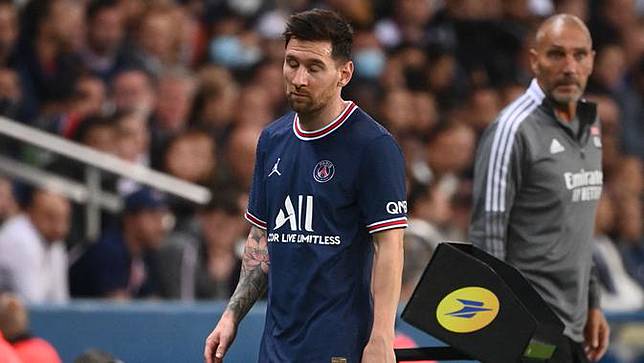 Foto: Ngambek Saat Diganti pada Laga PSG Kontra Lyon, Lionel Messi Enggan Jabat Tangan Mauricio Pochettino