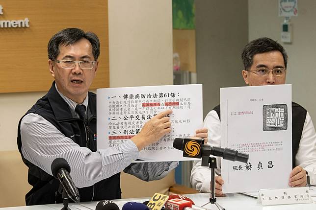 新北法制局長黃怡騰（左）說，行政院已公告一般醫用口罩及外科手術口罩為刑法251條第1項第3款所定生活必需用品。記者王敏旭／攝影