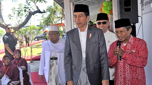 Presiden Joko Widodo didampingi Ketua MUI KH Maruf Amin (kiri), meninjau lokasi Bank Wakaf Mikro Tanara di Serang, Banten, Rabu (14/3). [Antara/Asep Fathulrahman]