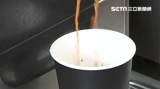 超商女店員喝自家咖啡！還加一包冰塊　店長怒告下場慘了~