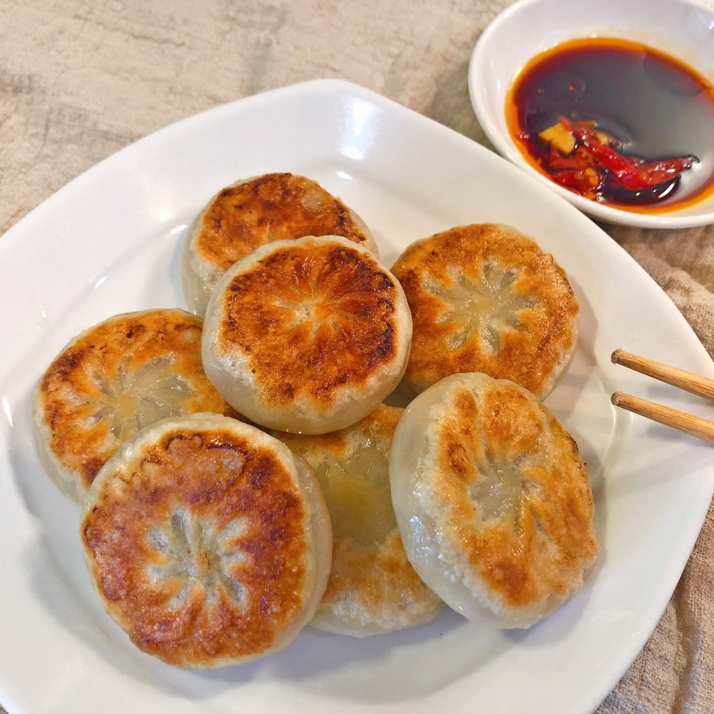 嚴選紐西蘭牛肉肉源，上等材料，搭配行家私藏配方精心調製，承襲傳統經典北方口味，麵皮薄嫩，口口Q香彈牙，內餡飽滿多汁，入口肉嫩鮮香，熱熱吃享受噴汁餡餅，香氣四溢！品名：牛肉餡餅產地：台灣 牛肉產地：紐西