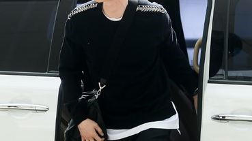 捕捉李棟旭全黑機場穿搭！腳後跟細節嶄露少男心～