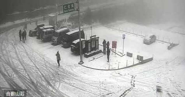合歡山下雪了！一片銀白世界　民眾興奮堆雪人：積雪10幾公分