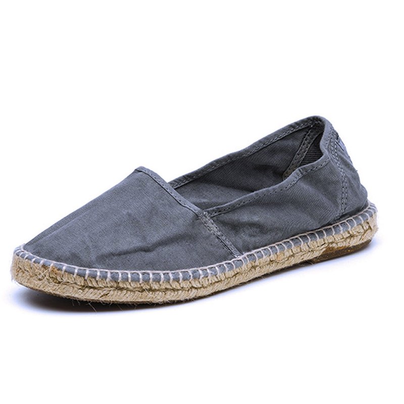 特色 / 相較於ㄧ般傳統的草編鞋，這款舒適度整個提升，底部除了防水處理草編也整個加厚。後腳跟處的布料加厚增加挺度，腳跟不易脫落。鞋面的鬆緊部份，讓鞋子更好穿上。穿上它，改變你對草編鞋的印象吧！