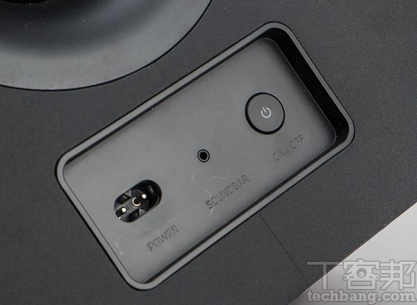 重低音揚聲器輸出入埠 由左至右為電源孔、Soundbar輸出連接埠和電源鍵。