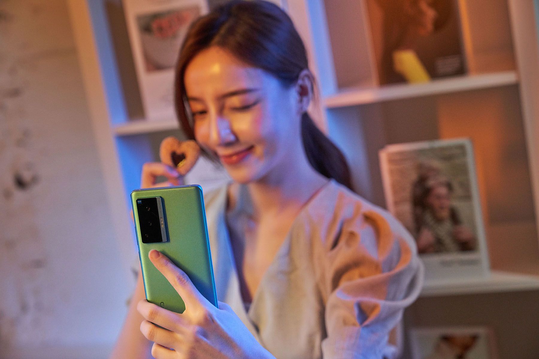 X70 Pro 的前鏡頭搭配演算法的加持，即便在低光的室內或夜晚的戶外也都能拍出優異的照片。