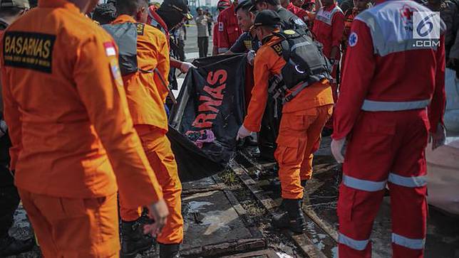 Kantung Jenazah dan Serpihan Lion Air JT 610 Tiba di Tanjung Priok