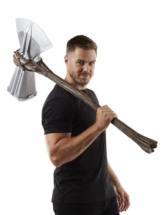 孩之寶推出1:1尺寸版索爾「風暴破壞者」，登山砍柴遇到薩諾斯也不怕