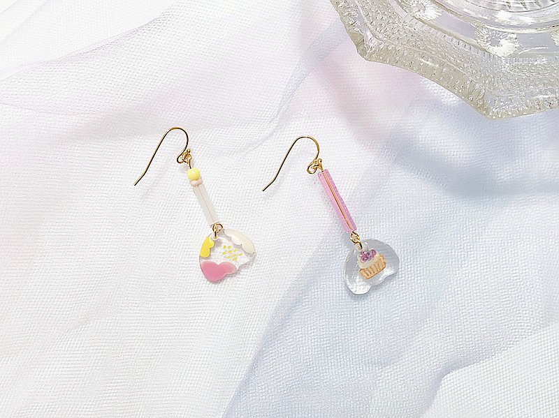 波浪下襬造型，手繪的起司塔上加了藍莓點綴，一邊是透粉色的管珠，另一邊上透白色系管珠加上不同的珠珠做變化，最可愛的不對稱設計；設計 by Asumi