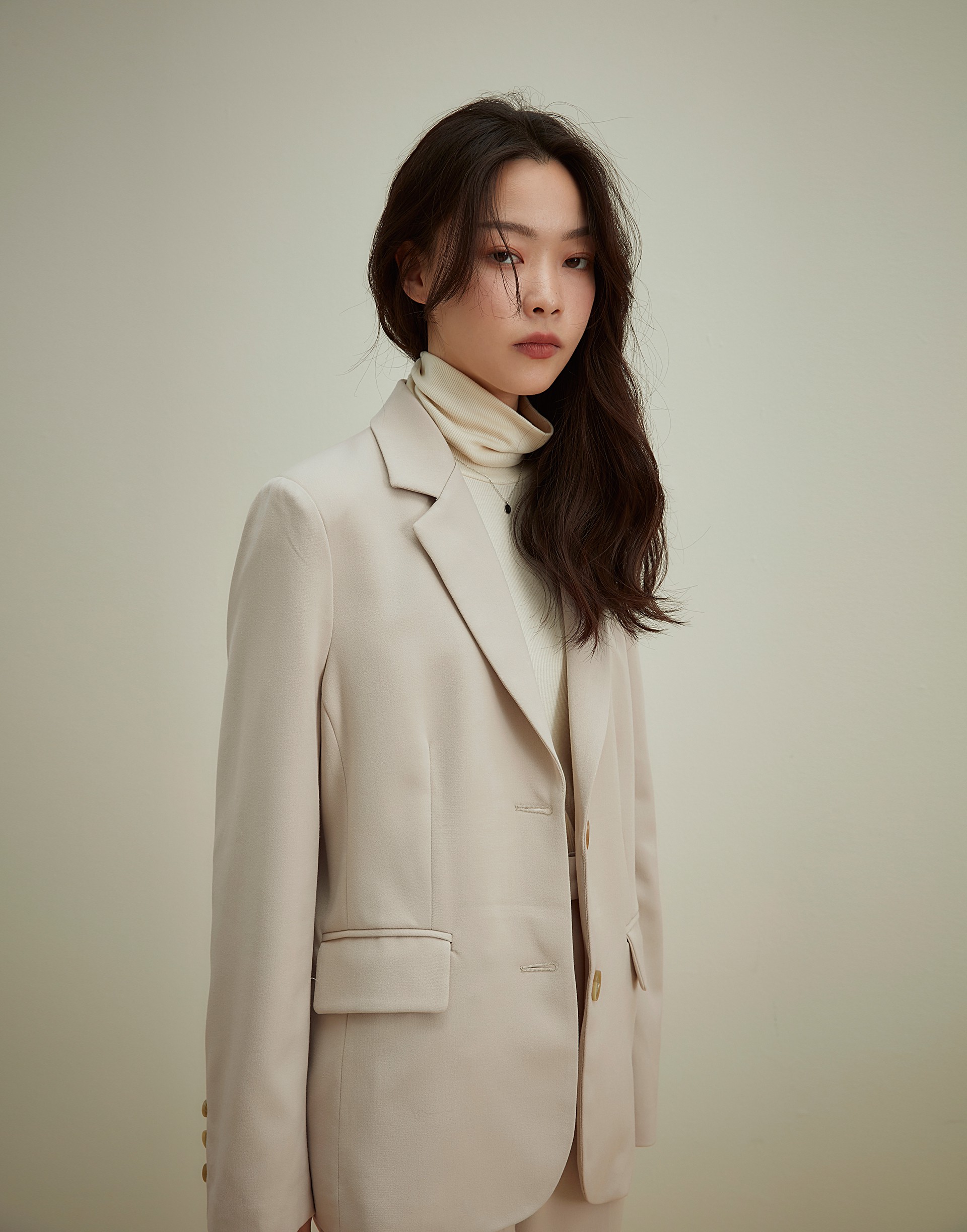 彈性：微彈 基本款西裝外套、俐落墊肩、配色條紋內裡、合身版型