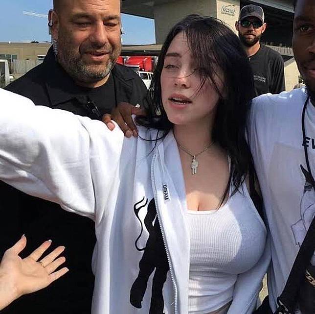 其實藏著巨乳 Billie Eilish 總穿超大尺碼潮衣 宣告 18 歲之後再考慮秀身材 Juksy街星 Line Today