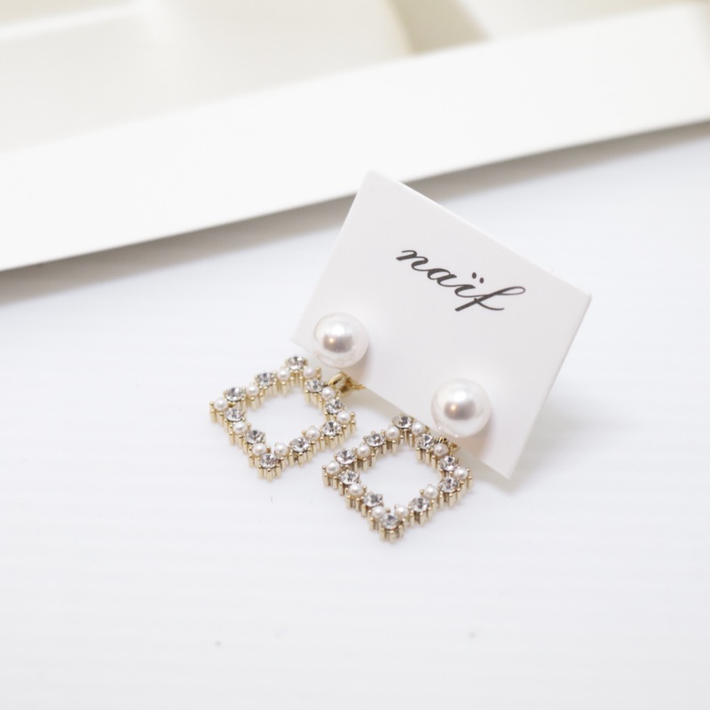 正韓精選耳環 耳針材質：抗敏鋼針本體材質：高級人工珍珠/施華洛世奇水晶顏色: 金色金屬/米白色珍珠/白透色水晶尺寸：前釦珍珠-約6mm，後釦長方形-長約1.1cm ，寬約1.1cm可改夾式（矽膠夾）*