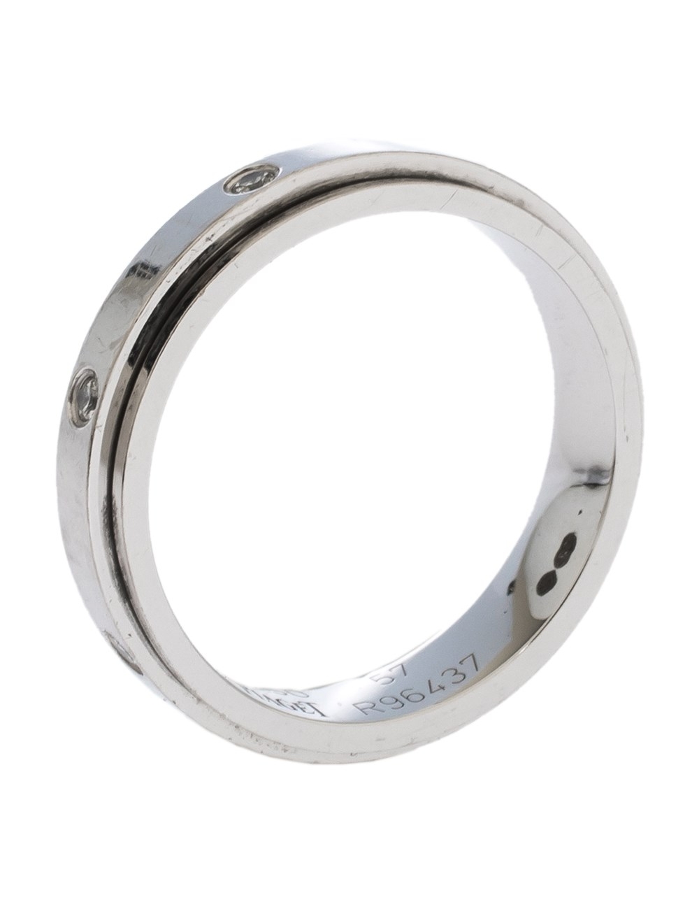 This wedding ring is the perfect piece to accompany you on your most special day. Exemplary of fine 