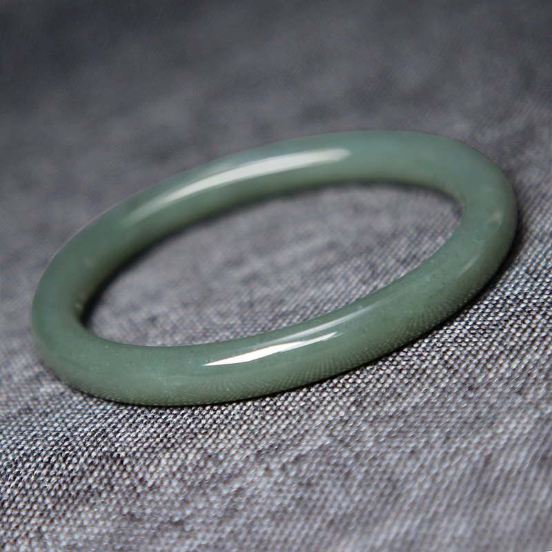 光澤溫和 精光內蘊 如壹位儒雅之士 性情溫厚 才情內在而不張揚 內徑60mm 寬度8.4mm 厚度8.1mm 重量33g 關註店鋪禮券相送！