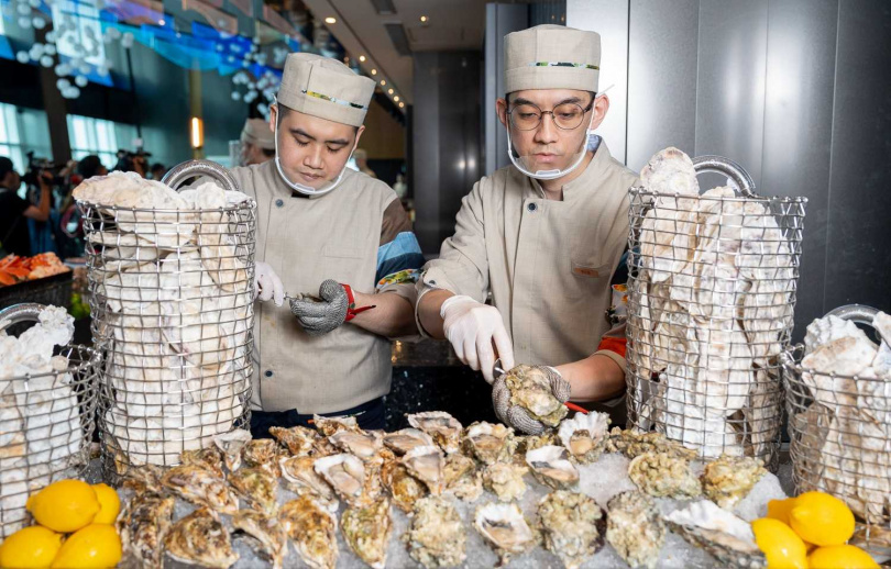 嚴選日本、加拿大生蠔現場現開，可嘗到肥美肉質與結實口感。（圖／饗賓餐旅提供）