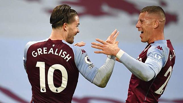 Pemain Aston Villa, Jack Grealish melakukan selebrasi bersama Ross Barkley, usai mencetak gol ke gawang Liverpool pada laga Liga Inggris di Stadion Villa Park, Minggu (4/10/2020). Liverpool takluk dengan skor 7-2. (Peter Powell/Pool via AP)