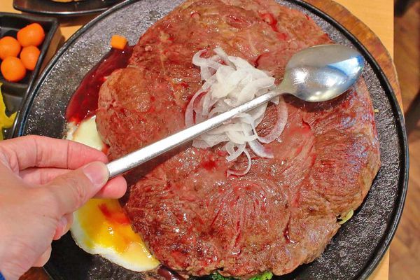 【新竹美食】吼牛排新竹店-原塊牛肉真材實料，比臉還大的巨無霸大盎司牛排與免費自助吧吃到飽