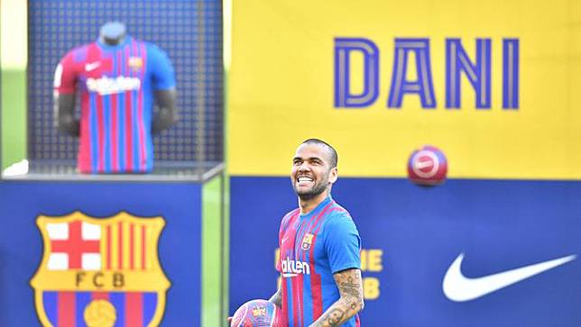 Dani Alves Girang Usai Jalani Debut Kedua Bersama Barcelona