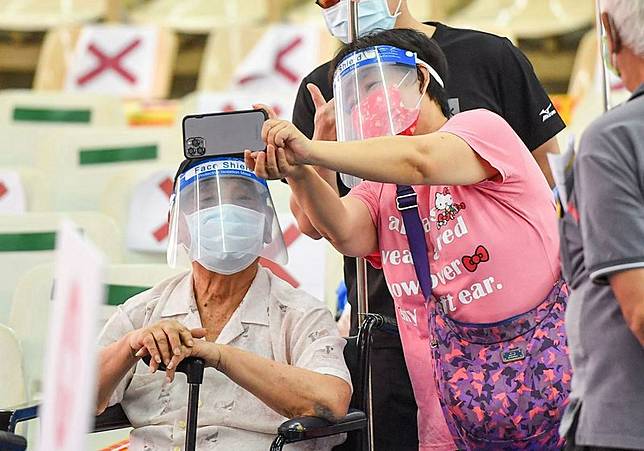 打疫苗了民眾自拍合影 圖 中央通訊社 Line Today