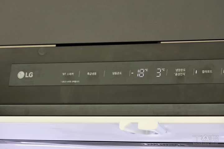 控制面板下方那條結構就是喇叭出音孔。