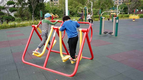 【新北市特色公園景點】員山公園-高度超過4公尺的超高速溜滑梯、滑草坡，不分年齡都可以玩的免費溜滑梯