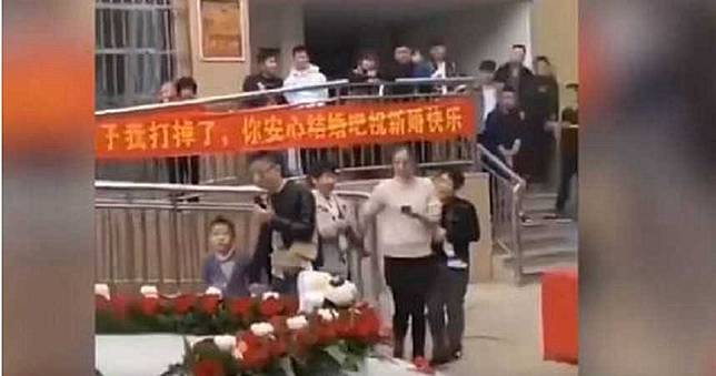 前任娶別人！她大布條祝賀：孩子我打掉了，安心結婚　親友超尷尬