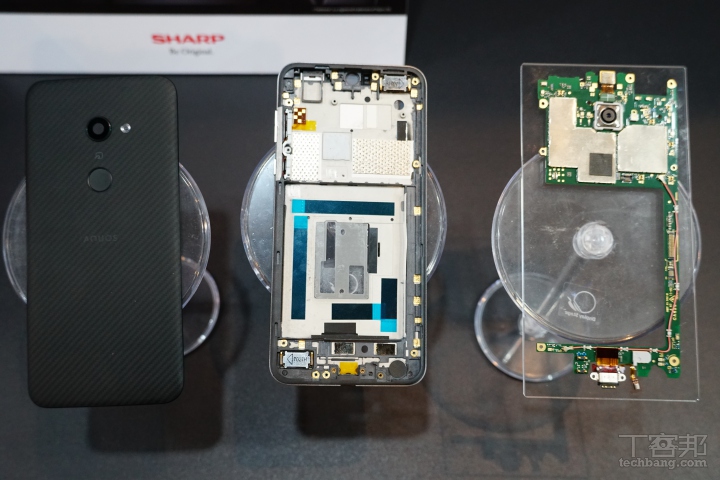 世界最輕 Sharp Aquos Zero 手機登台，12 月底預購 1 月開賣