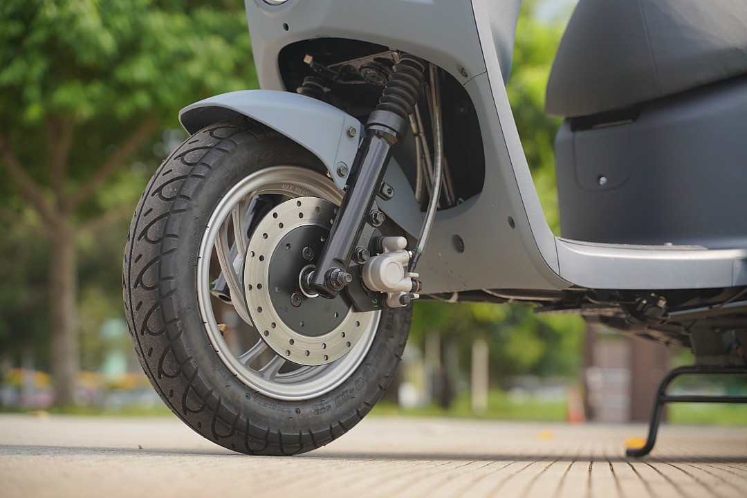 罕見地採用了 200mm 的前碟盤配置。