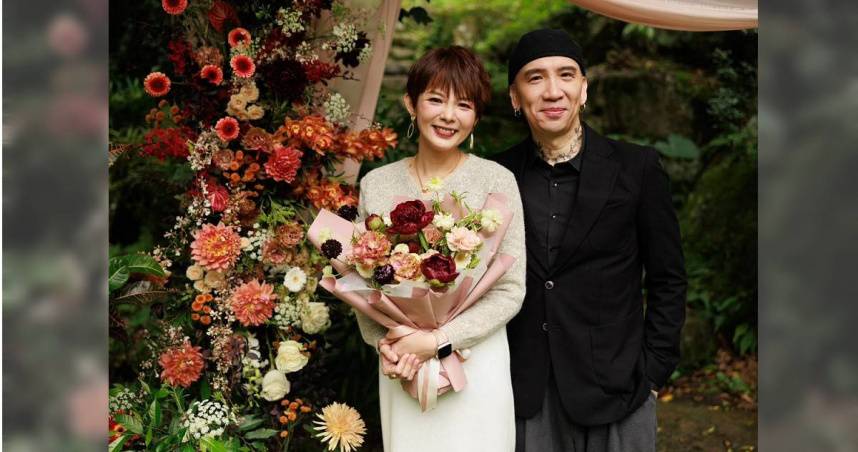 Novelist H Proposes to Girlfriend Chen Peizhen After Only Months of Dating: A Love Story Worth Remembering