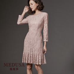 ◎主播精選款|◎超細緻睫毛蕾絲|◎僅下半部百褶更優雅品牌:MEDUSA曼度莎品牌定位:流行品牌款式:小禮服適穿性別:女生顏色:粉紅色系適穿季節:秋冬流行元素:全素面,蕾絲主材質:人造纖維材質說明:嫘縈