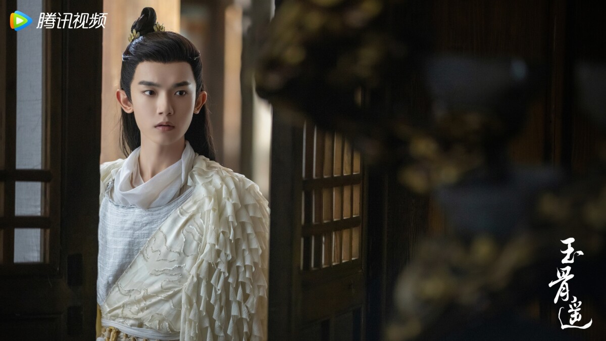 《玉骨遙》演員古裝vs.時裝！肖戰、王楚然中規中矩，任敏、盧昱曉翻車被吐槽！