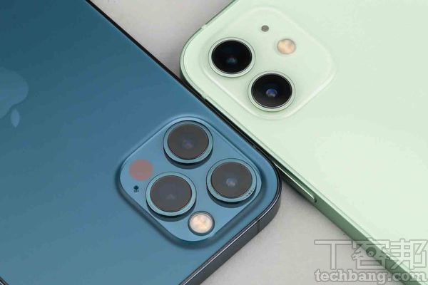 iPhone 12為超廣角、廣角雙鏡頭組，iPhone 12 Pro超廣角、廣角、望遠相機組加LiDAR掃描儀，後者多了四倍光學變焦及雷達對焦系統。