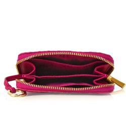 ◎立體金屬雙T LOGO標誌|◎精緻菱格紋設計皮革|◎多隔層收納附鑰匙圈功能品牌:ToryBurch品牌定位:國際精品款式:鑰匙包,零錢包適用性別:女生尺寸-長x寬x高:約長11.5cmx高8.5cm