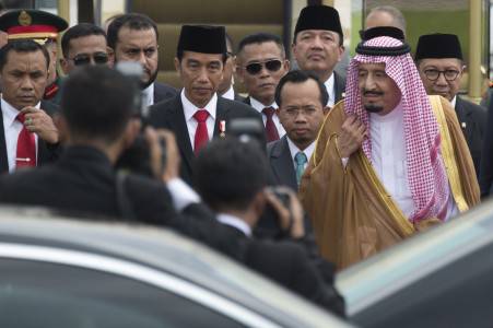 Raja Salman bin Abdulaziz Al-Saud dari Arab Saudi (tengah) tiba di Bandara Halim Perdanakusuma, Jakarta, Rabu (1/3). Foto oleh Rosa Panggabean/ANTARA
