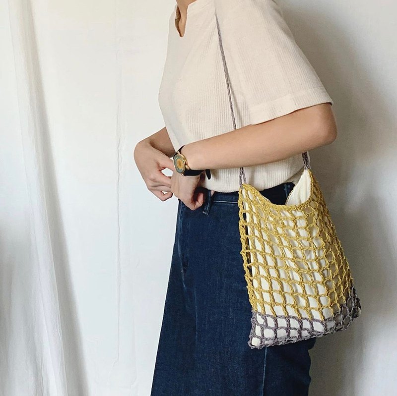 這款側背包採用了縷空的方法鈎織，可放銀包、雨傘、電話、鎖匙、小相機及一些小物件。