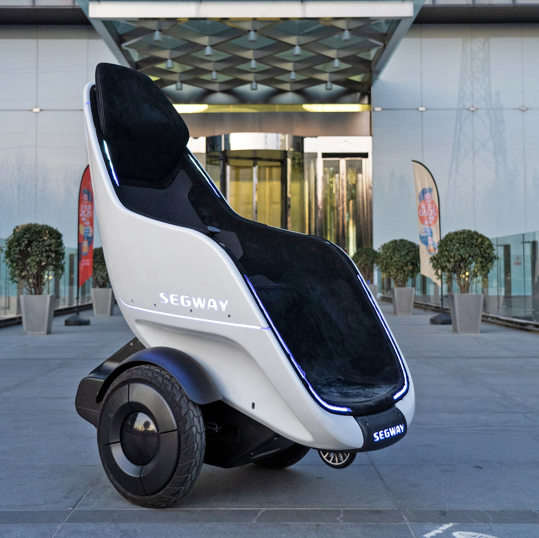 《瓦力》的世界要成真了？Segway 推出 S-Pod 個人運輸座艙！