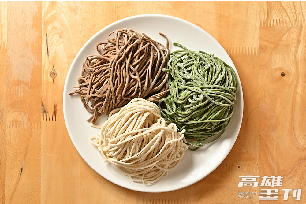 從手打麵、蕎麥麵到綠藻麵，王順億都堅持自製零添加。(攝影/Carter)