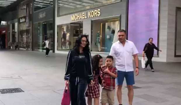 Ditemani Suami dan Anak, KD Jalani Operasi Lasik di Singapura