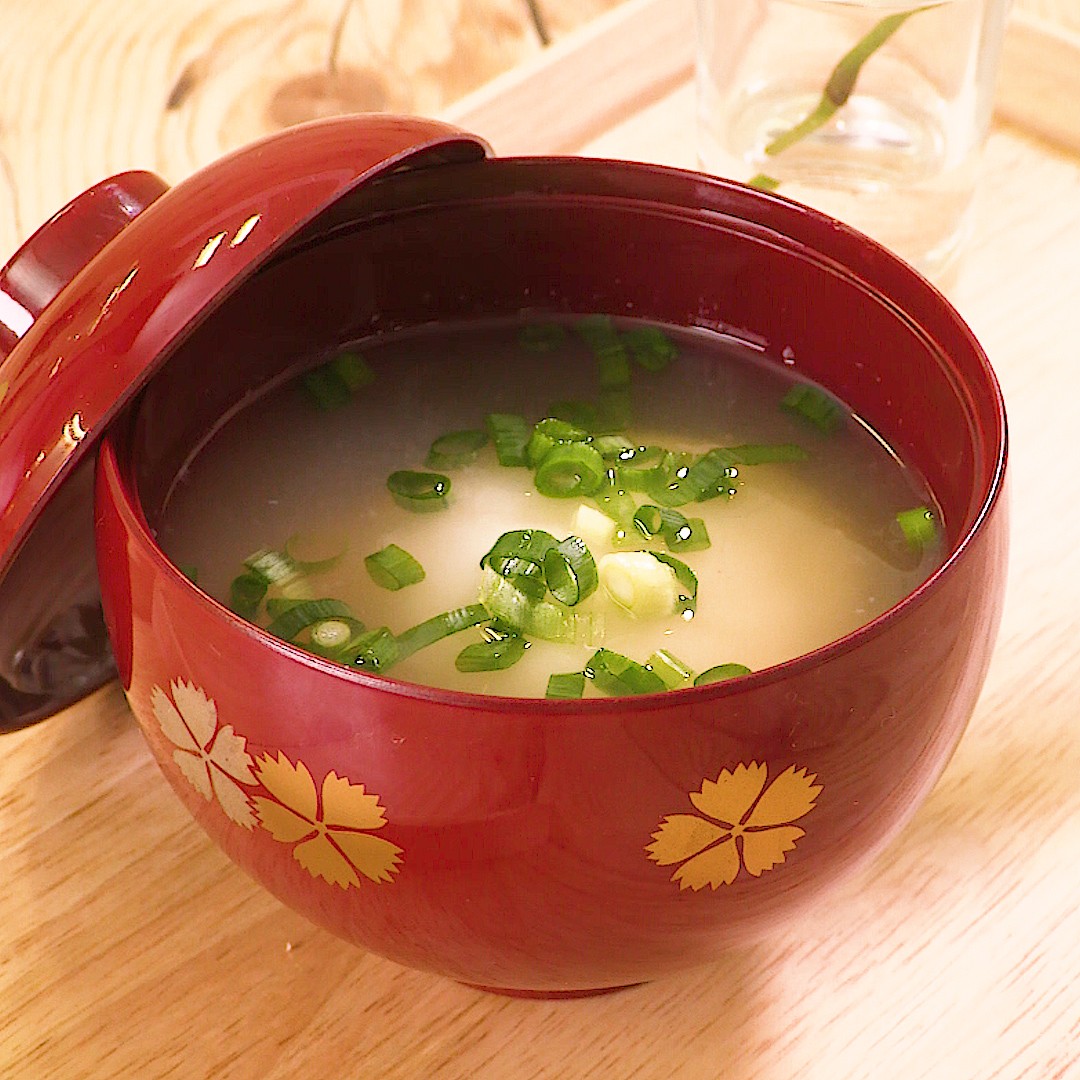 ほっと落ち着く チンゲン菜とベーコンのコンソメスープ