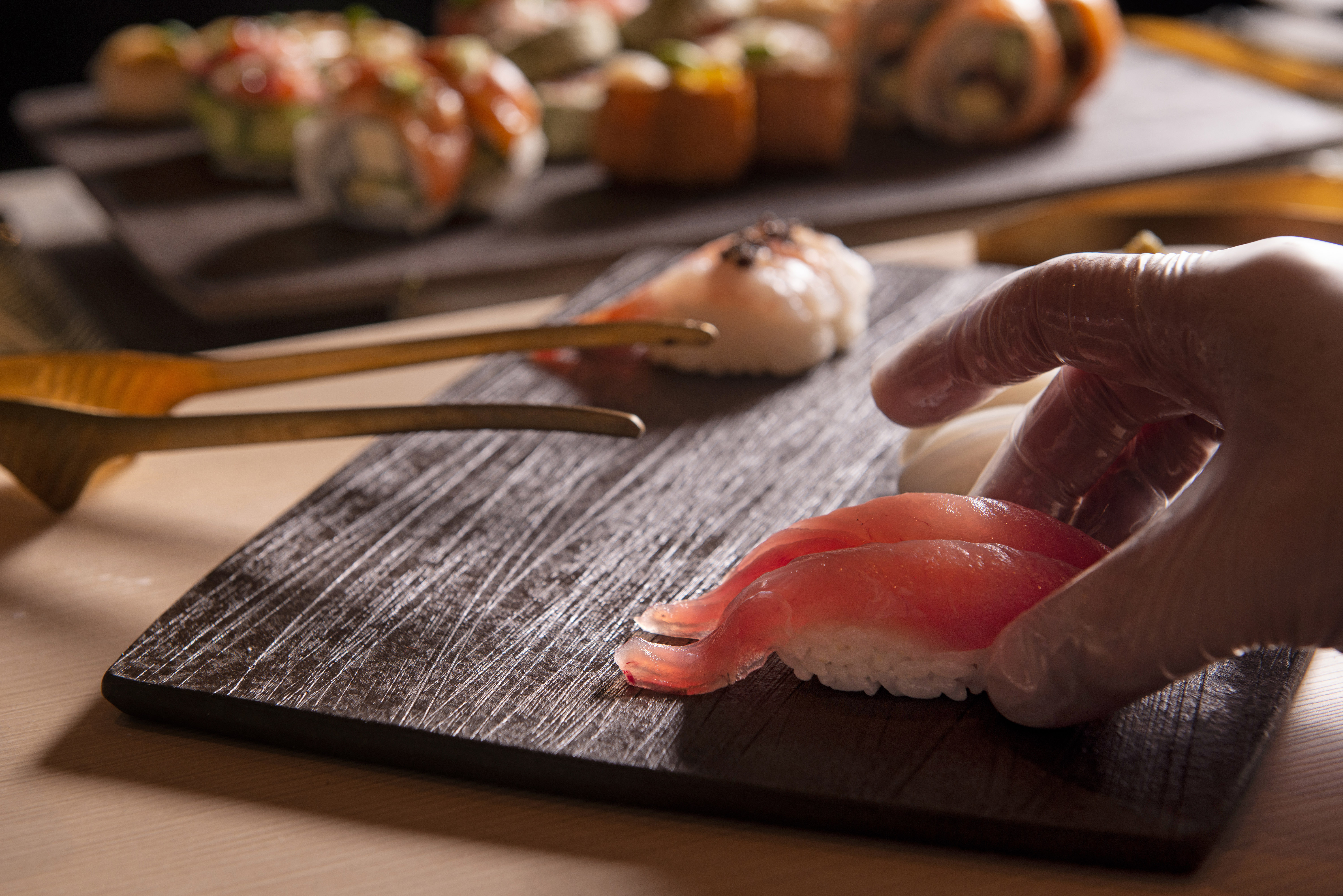 現點現做的生魚片握壽司(圖片提供/NAGOMI和食饗宴)