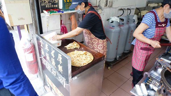 【台北美食】燈亮有餅忠誠山東葱油餅-好吃到爆表讓人停不下手的超美味蔥油餅