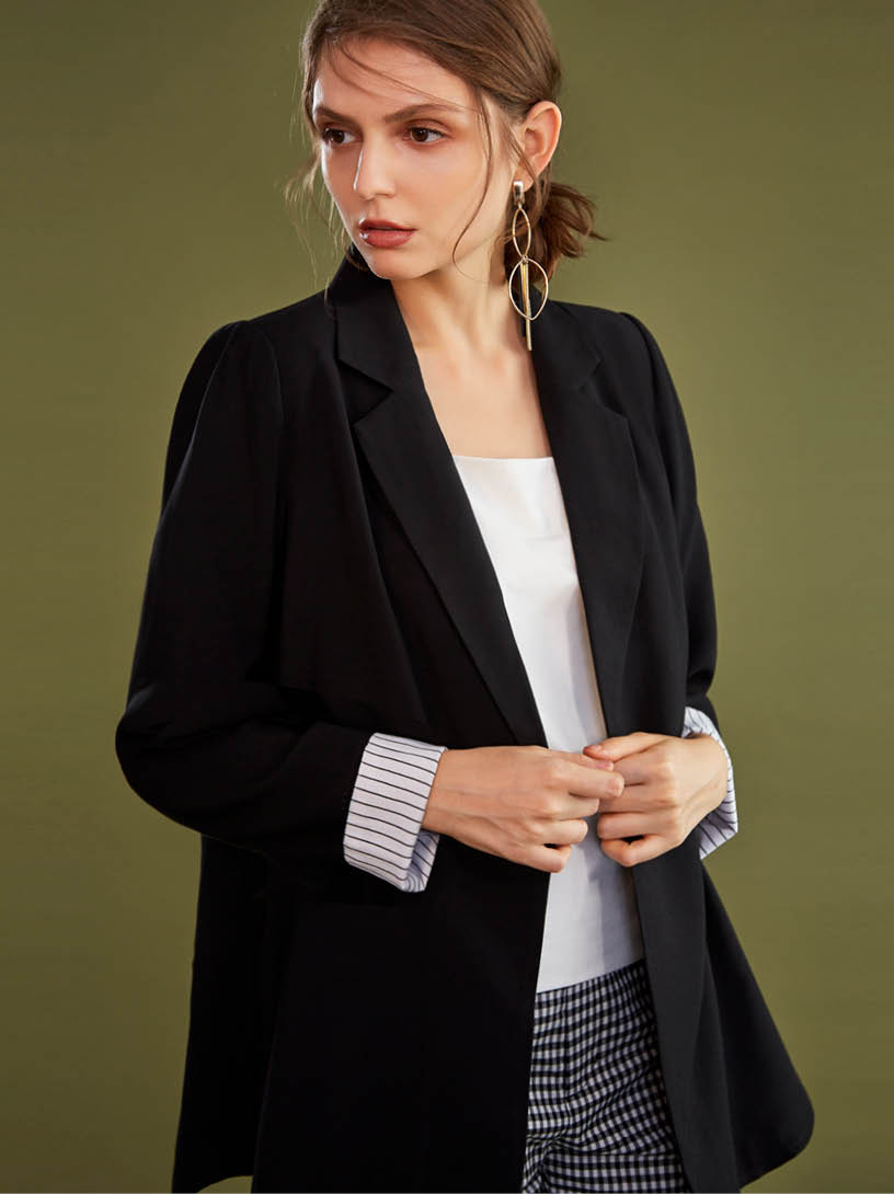 MOMA 簡約知性西裝外套 略帶腰身效果凸顯飛揚神采，<br />及臀下擺長度輕鬆修飾身材，<br />為都會女性日常必備的時髦單品。<br /><br /><br /><br /><br /><br /><br /><br /><br /><br /><br /><br /><br /><br /><br /><br /><br /><br /><br /><br /><br />商品尺寸表－單位：公分<br /><br /><br /><br /><br /><br /><br /><br /><br />※本尺寸表皆為水平測量，會因布料彈性、水洗處理、測量起訖點等因素，與實際商品尺寸略有誤差，誤差尺寸±2cm，在國際驗貨標準範圍都是屬於可接受範圍，並不屬於瑕疵。<br />	<br /><br /><br /><br /><br /><br /><br />    <br />