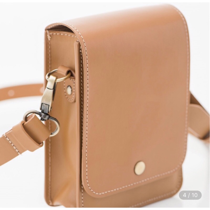 #高鐵#腰掛包 #斜掛包 新聞報導超級熱銷，限量追加製作，現在馬上預購詢問度超高，經典高鐵人員隨身皮革腰包，驚喜上巿內容物/規格：寬12*高17*底部厚度5cm(可放5.5吋手機）保存期限：120月成