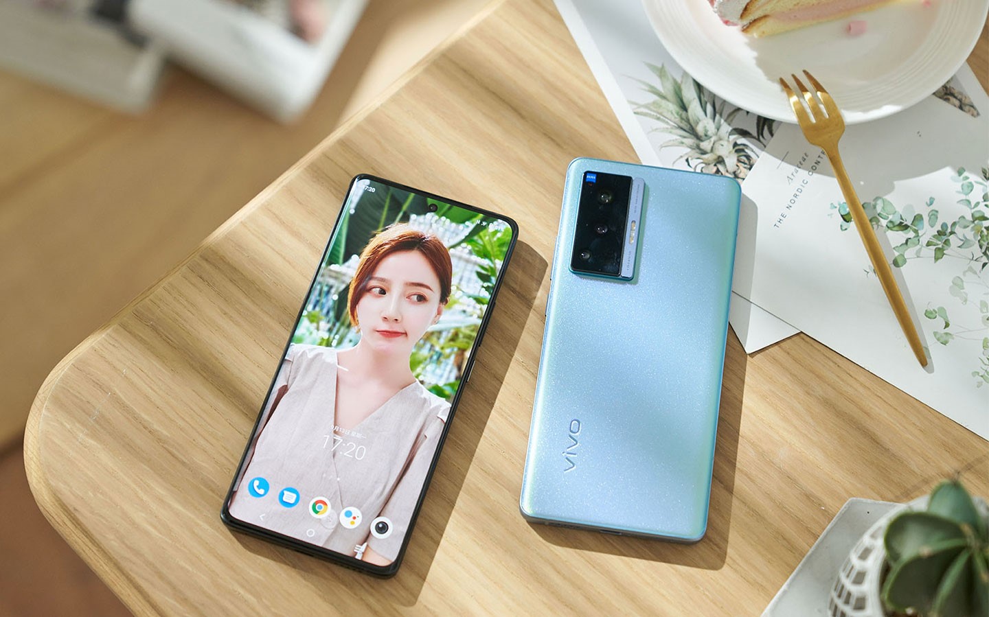 vivo X70 Pro 採雙曲面 AMOLED 挖孔全螢幕設計，基本規格延續先前 X60 Pro 的配置，解析度為 2376 x 1080，同時也支援 120Hz 高刷新率，另外機身背面可看到左上角的矩型主鏡頭模組，並採用了手感與視覺效果都很不錯的 AG 磨砂材質。