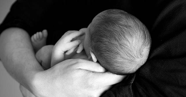 酒醉父「服安眠藥一覺到天亮」！醒來驚見2月大女兒「臉白唇紫」身亡