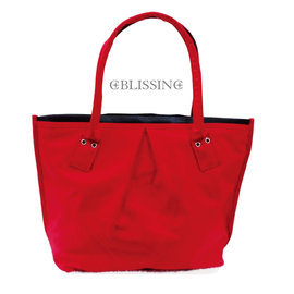 鉑麗星 時尚手提水餃包/托特包富貴紅款 (1入) 富貴喜氣紅，過年、聖誕節送禮搭配超應景 喜氣洋洋紅，肩背手提怎麼穿搭都是節慶的主角！ 防潑水材質耐用 富貴紅喜氣洋洋 肩背手提，多種搭配方式 拉鍊封口